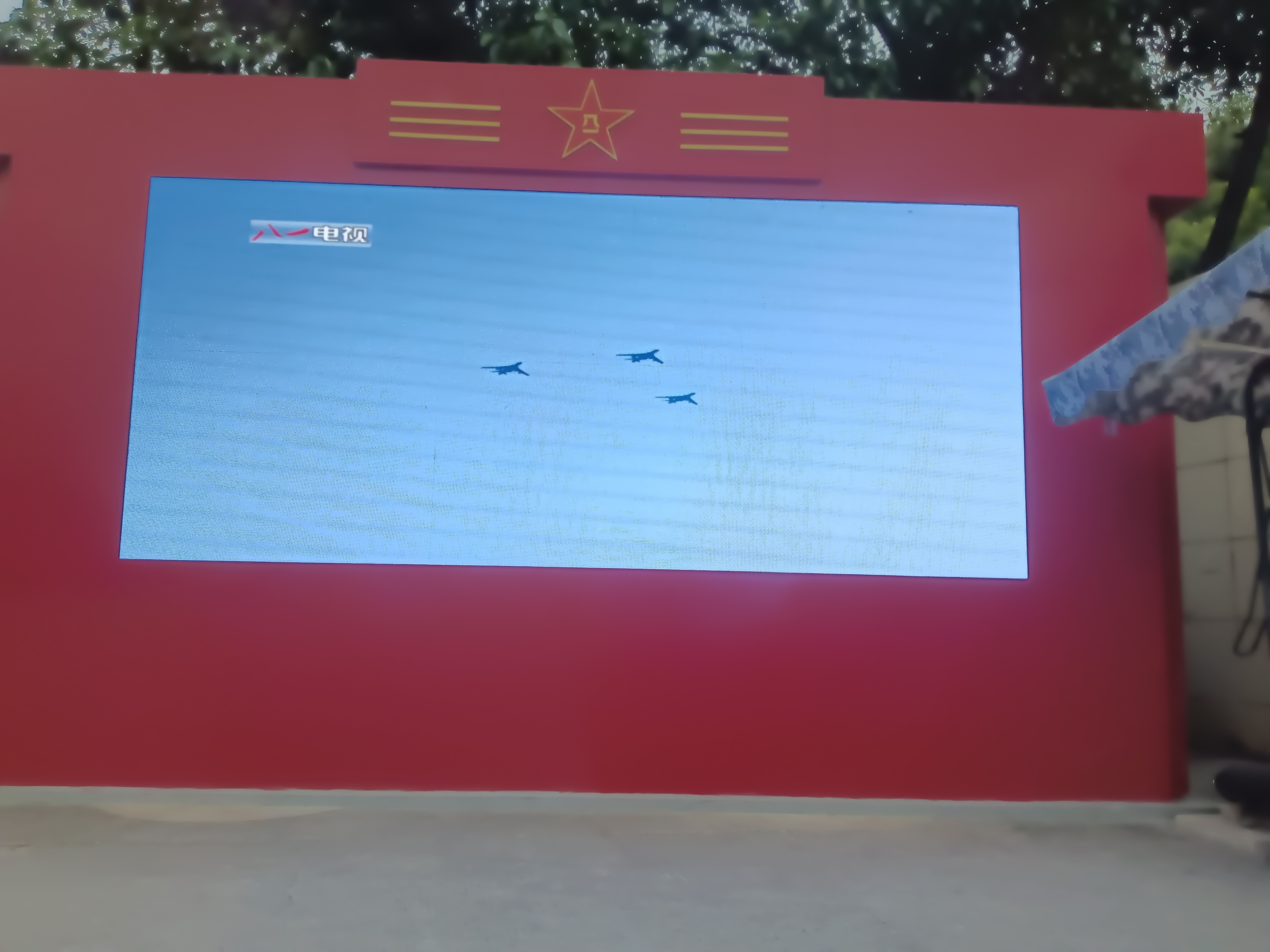 国防教育视窗点亮吉华路——深圳国防教育训练保障基地超高清智慧电子屏向社区市民宣传国防教育