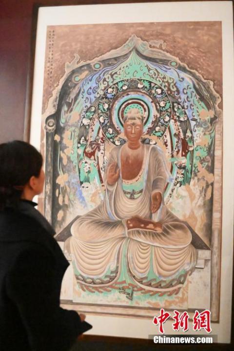 图为游人参观纸质壁画《佛说法图》 中新社记者 李亚龙 摄