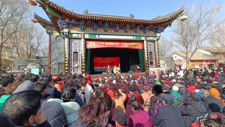 群众争相观看秦腔