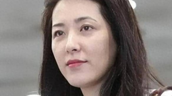 卸妆后大变形！董卿酷似大婶，江疏影长相平庸，周冬雨丑到认不出封面图