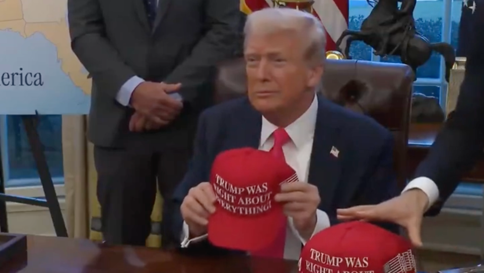 “特朗普什么都对”！特朗普炫耀新帽子