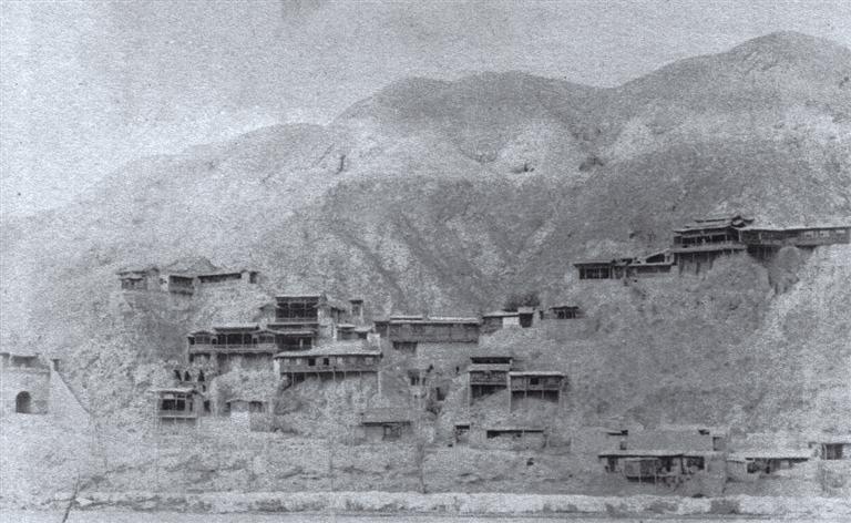 在黄河对岸远眺金山寺