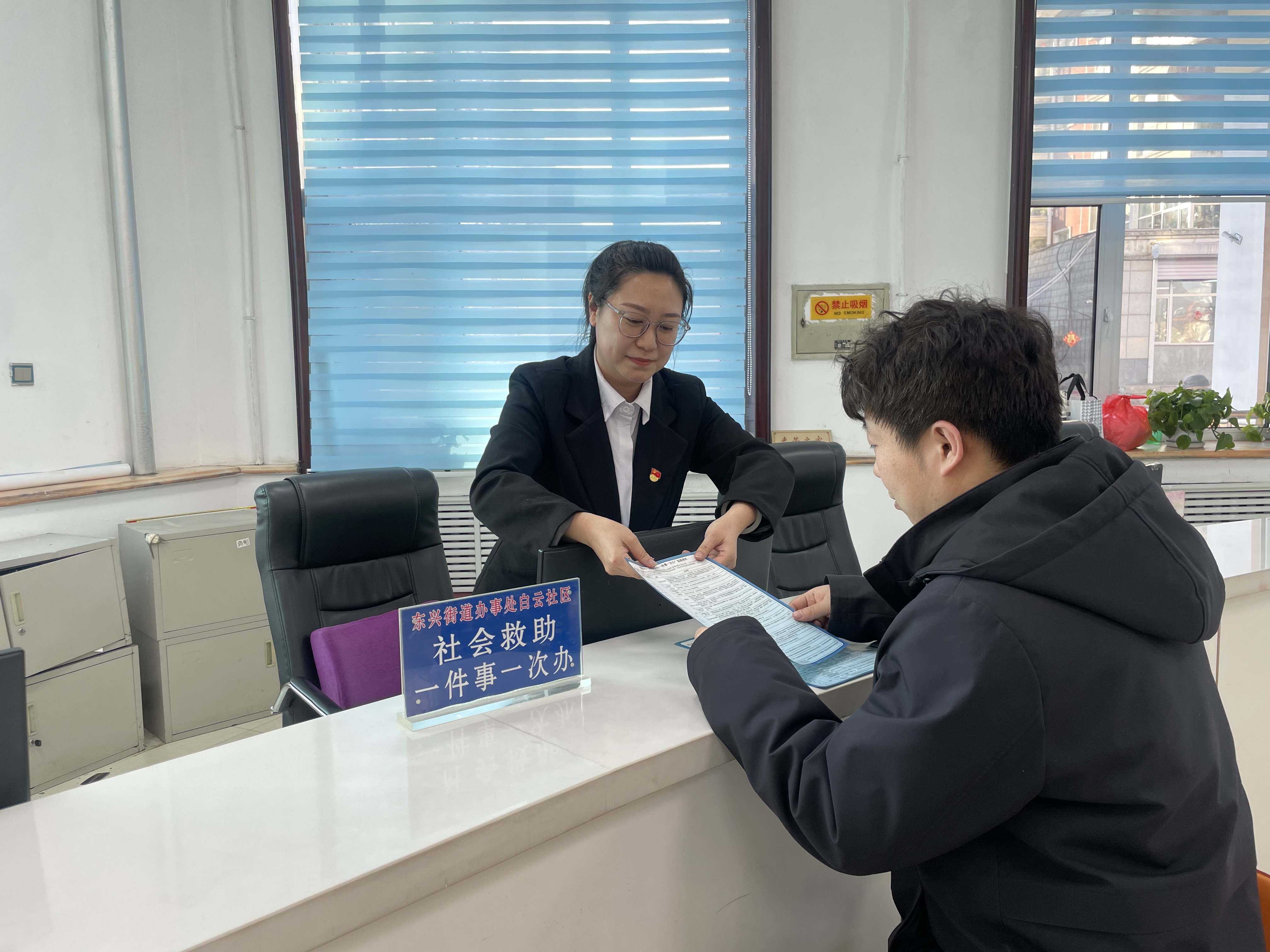 居民前来咨询社会救助政策