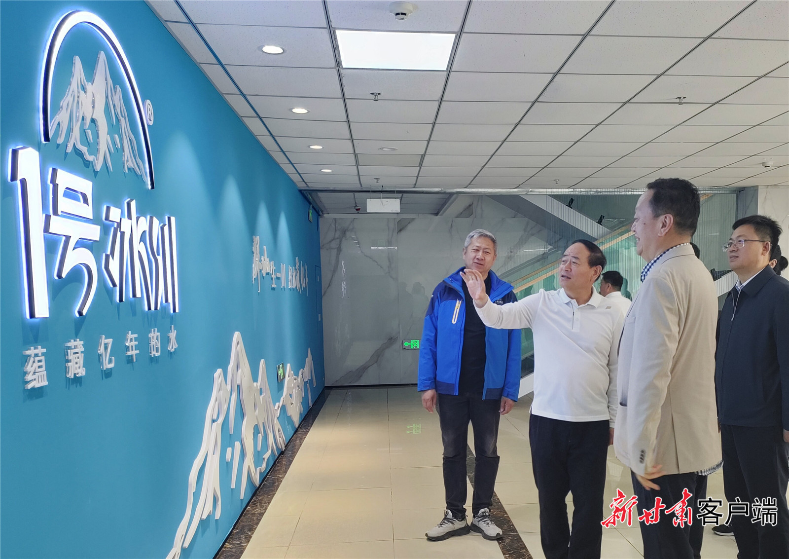 2024年，石培文委员陪同美中电商贸易协会谢建华会长调研玛岈水厂。（图片由甘肃文旅产业集团有限公司提供）
