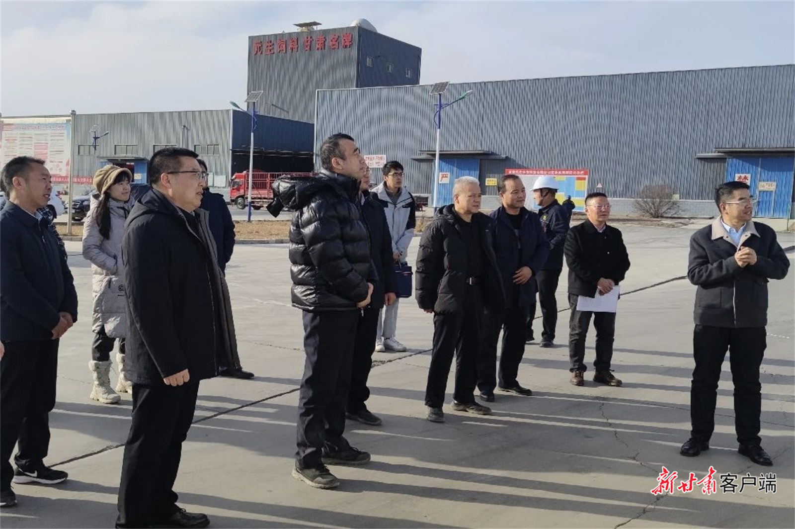 考察组在秸秆加工利用企业调研　省农业农村厅供图
