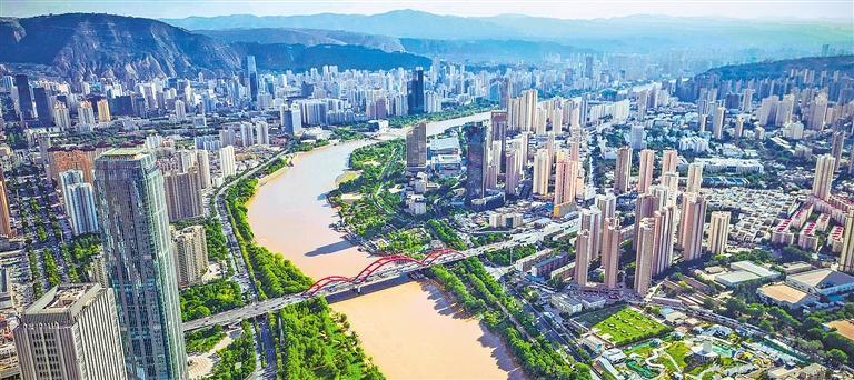 作为全国唯一黄河穿城而过的省会城市,兰州市近年来持续打好污染防治攻坚战,黄河兰州段干支流国控、省控考核断面水质优良率连续多年保持100%。(资料图片)