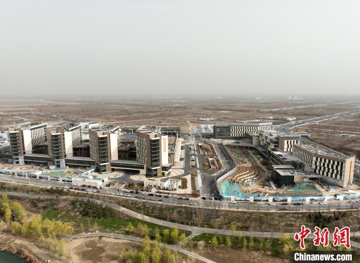 2023年4月1日，河北雄安新区雄安宣武医院举行手术中心启用仪式。当日，该院首批病房正式开放，手术室、介入中心及重症监护病房启用，首台显微神经外科手术当日顺利完成。图为3月29日，航拍雄安宣武医院。(无人机照片) 中新社记者 韩冰 摄
