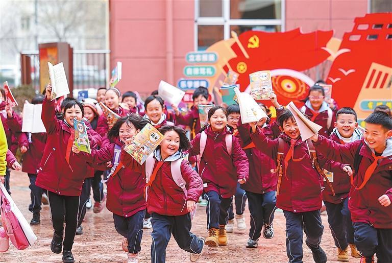 兰州市城关区华侨实验学校的学生喜迎新学期　新甘肃&middot;甘肃日报通讯员　侯崇慧