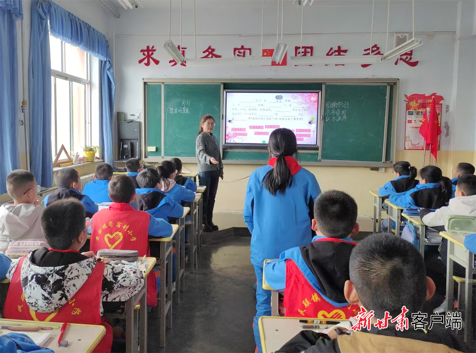 特岗教师在张掖市民乐县民联镇寄宿制小学上课