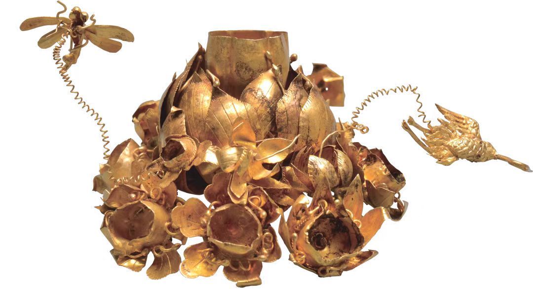 ▲镶宝石“一鹭蜻莲”金顶簪首