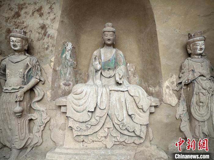 图为麦积山石窟里的雕塑　戴文昌　摄