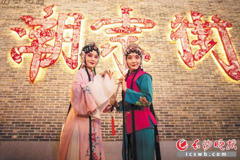 　　市民游客与长沙的古韵新潮撞个满怀。　　长沙晚报全媒体记者 王志伟 黄启晴 摄影报道