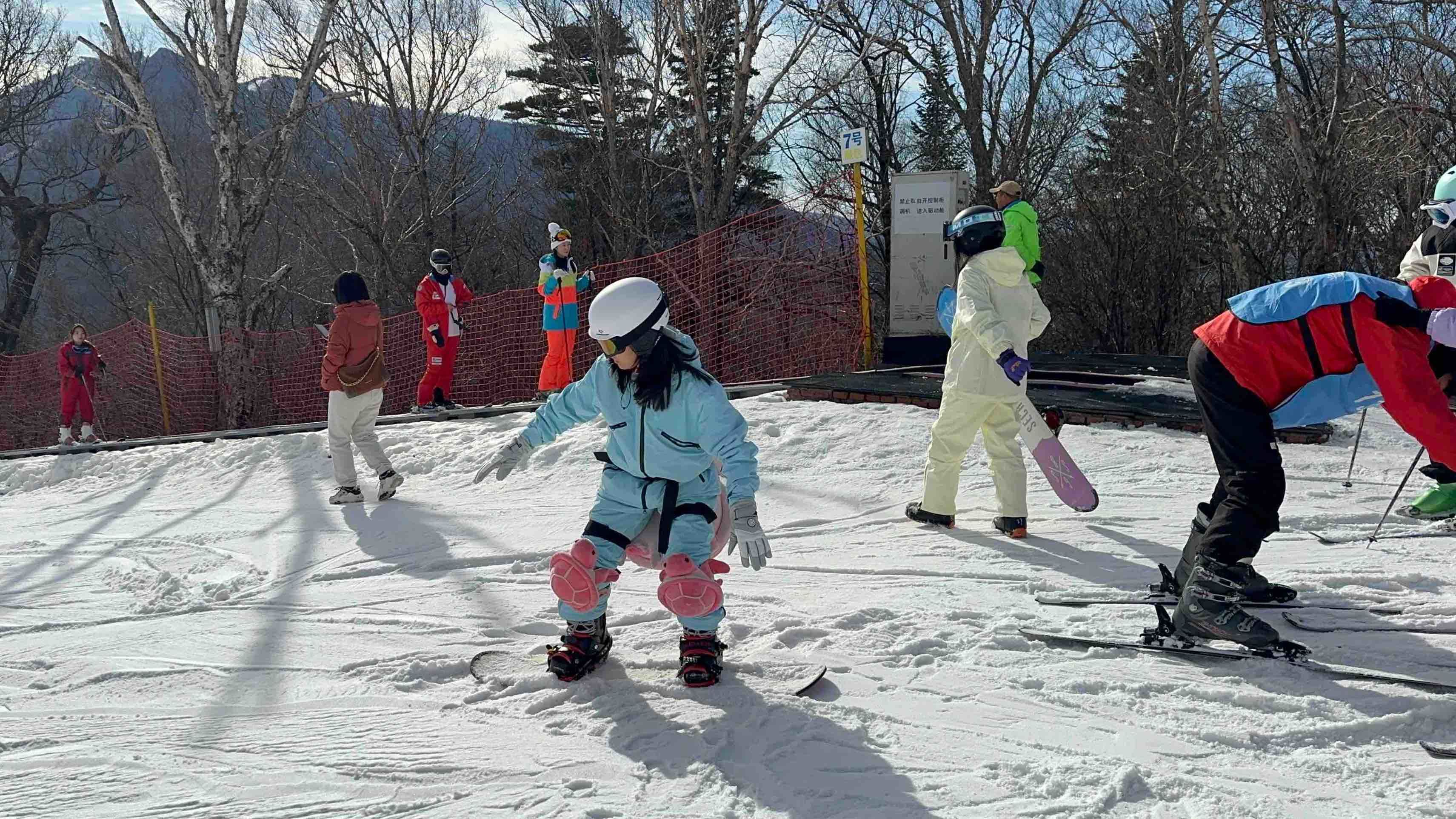 游客体验滑雪之趣