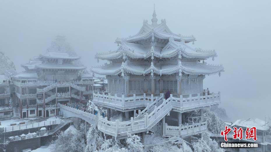 河南洛阳：雪落老君美如画