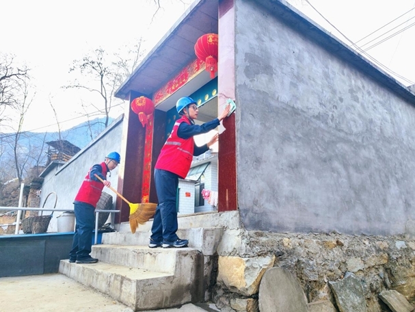 3月4日，国网灵寿县供电公司青年志愿者为木佛塔村的留守老人打扫卫生。（康伟 摄）