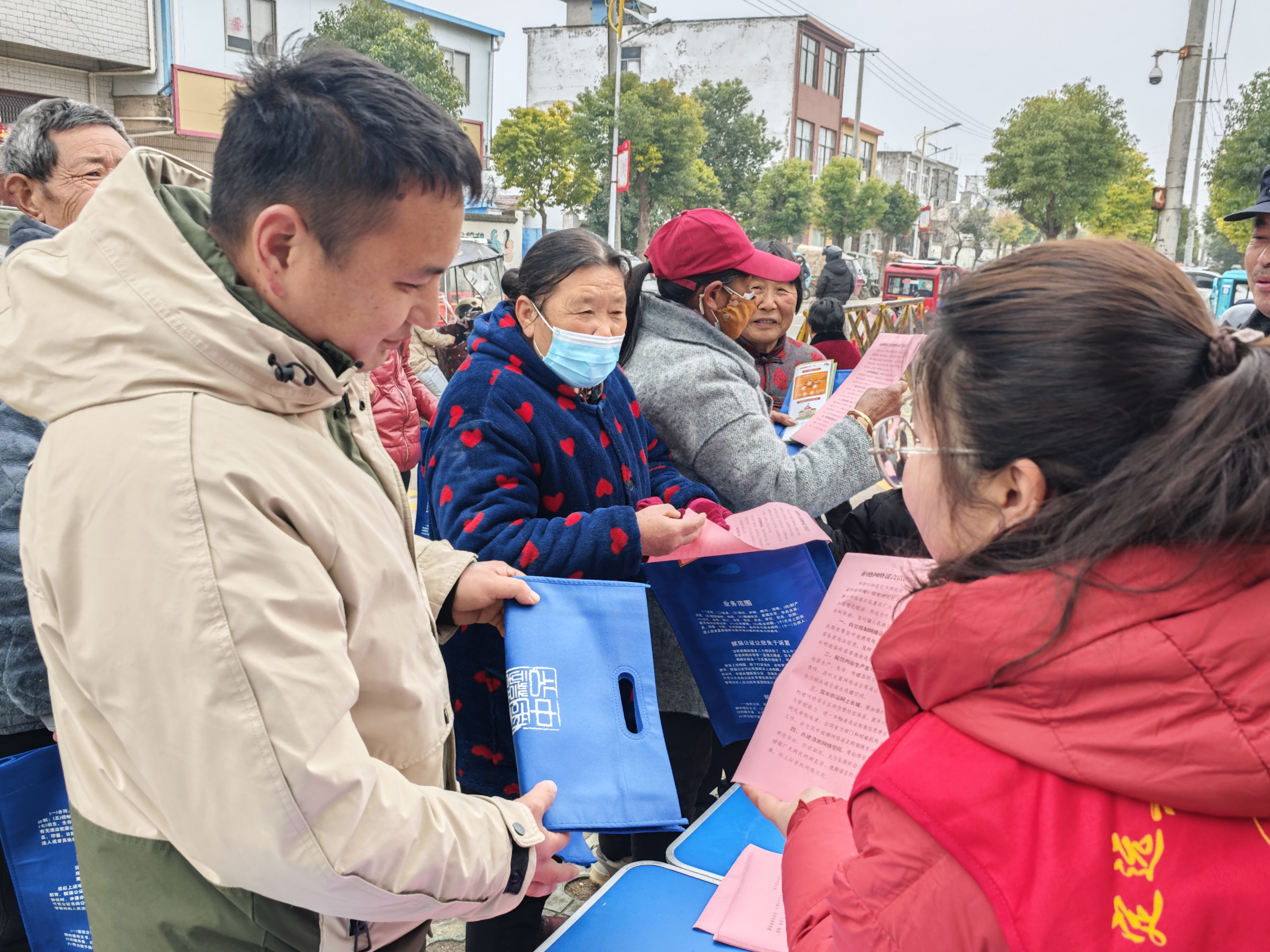 安徽定远：吴圩镇开展“抵制网络谣言 清朗网络空间”宣传活动