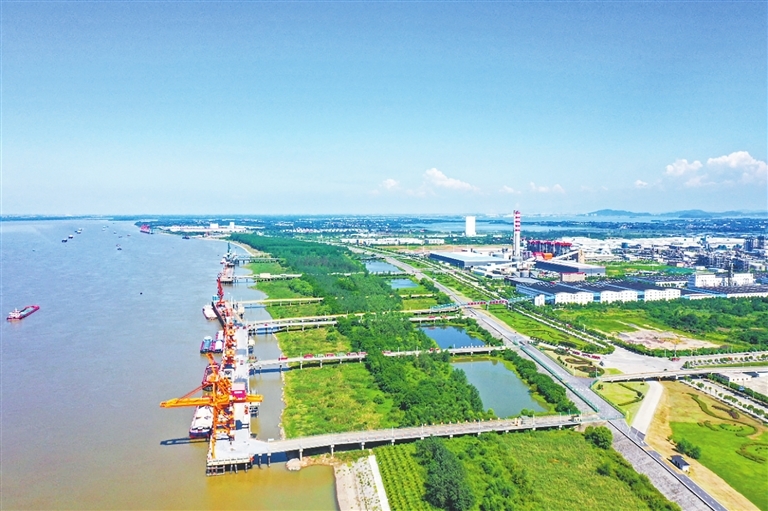 在长江瑞昌港区上空俯瞰,只见江清水碧,两岸葱茏,水面也未见漂浮垃圾、油污。