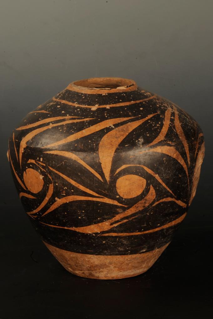 △马家窑文化马家窑类型的旋涡纹彩陶双耳罐 新华社发