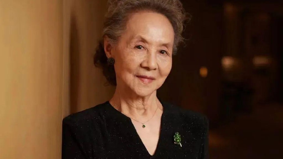 泪目87岁吴彦姝现状曝光，丈夫走后独居破房，钱都在经纪人手中封面图