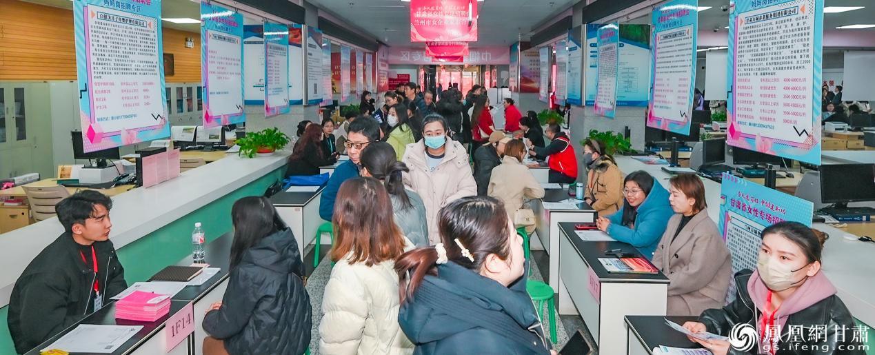 招聘会现场人潮涌动，用人单位和人才双向奔赴。