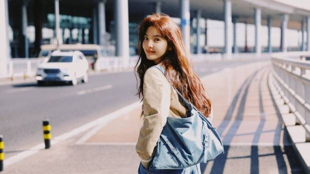 章若楠出发巴黎红发动人夺目 一眼难忘封面图