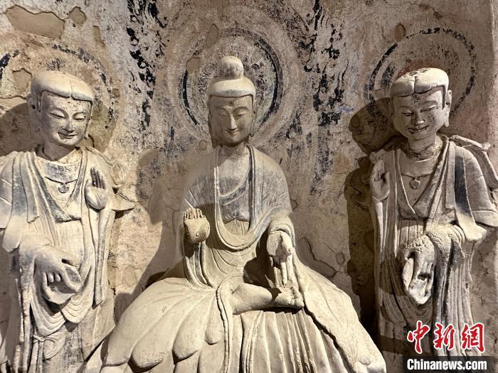 图为麦积山石窟绝壁佛国里的雕塑　戴文昌　摄
