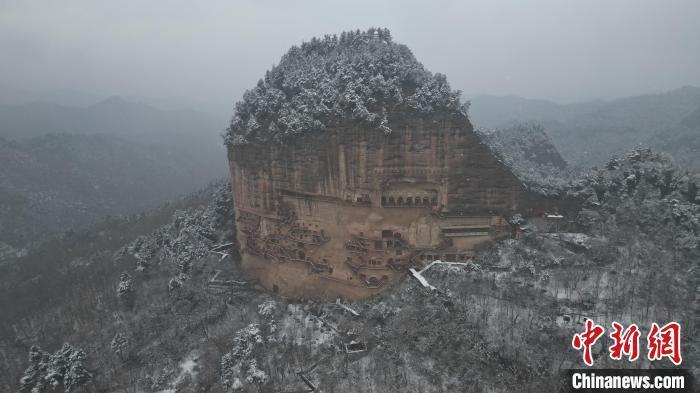图为雪后麦积山　戴文昌　摄