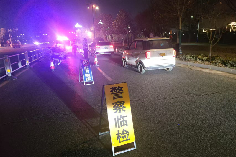 商丘市公安局交警支队持续开展夜检夜查行动，筑牢全国“两会”期间安全防线