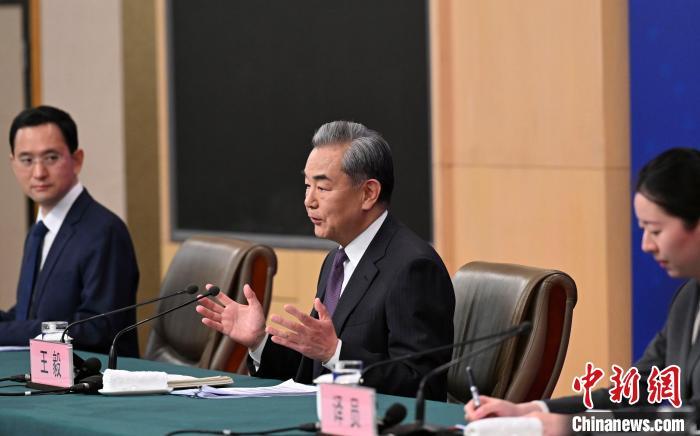3月7日,十四届全国人大三次会议在北京梅地亚中心新闻发布厅举行记者会,中共中央政治局委员、外交部长王毅就“中国外交政策和对外关系”相关问题回答中外记者提问。 中新社记者 陈楚红 摄