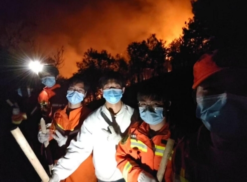 424社体1班吴政（右三白衣者）在赣州市定南县龙塘镇进行日常森林巡逻