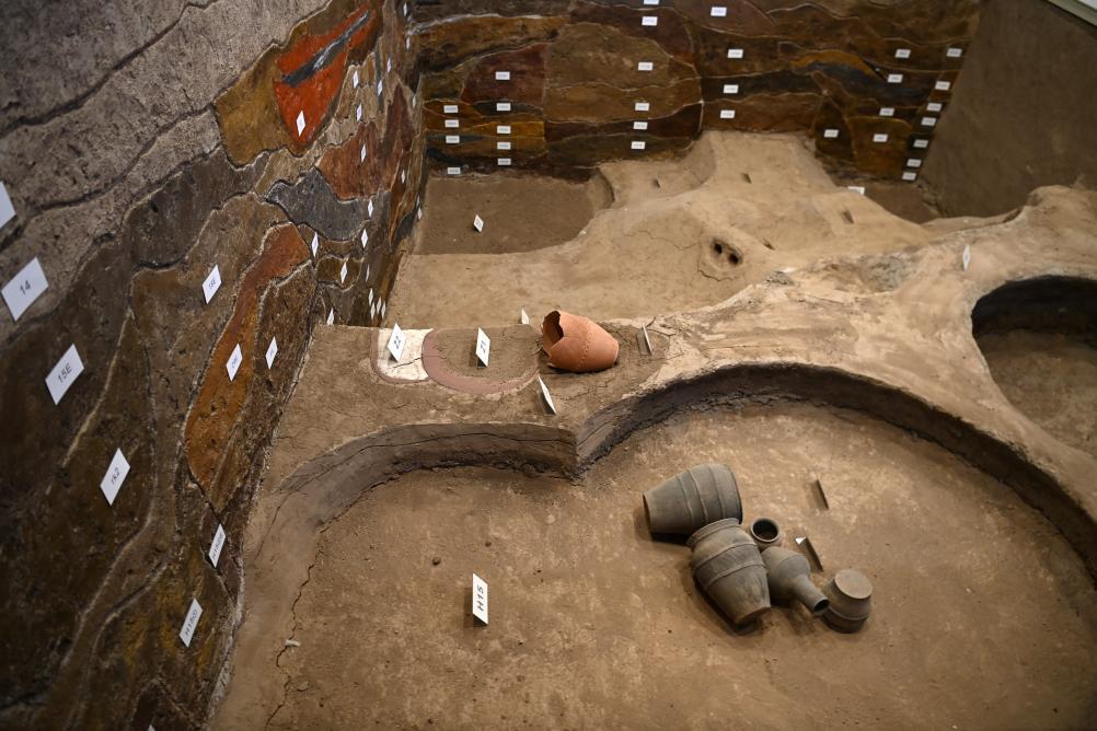 △在临洮县博物馆拍摄的马家窑遗址发掘复原场景 新华社记者 范培珅 摄