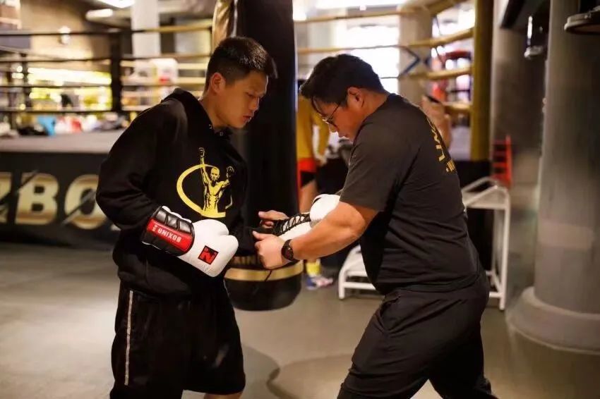 黄少康（左）与陶教练