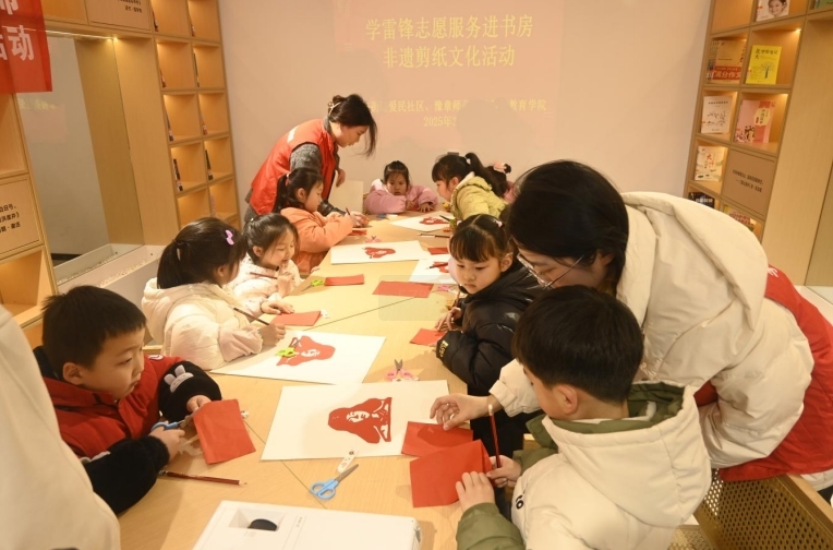 豫章师范学院师生走进社区开展学雷锋志愿服务活动