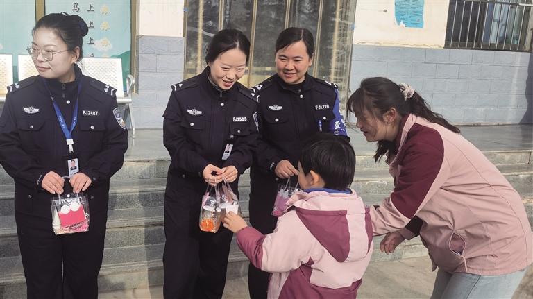 萌娃为女警送上礼物 记者 刘怡麟 摄