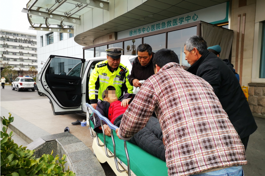 志愿服务、雪中援助、引路就医…徐州交警义行善举“学雷锋”