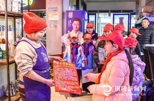 铜陵市铜官区：“娃娃楼长”学雷锋