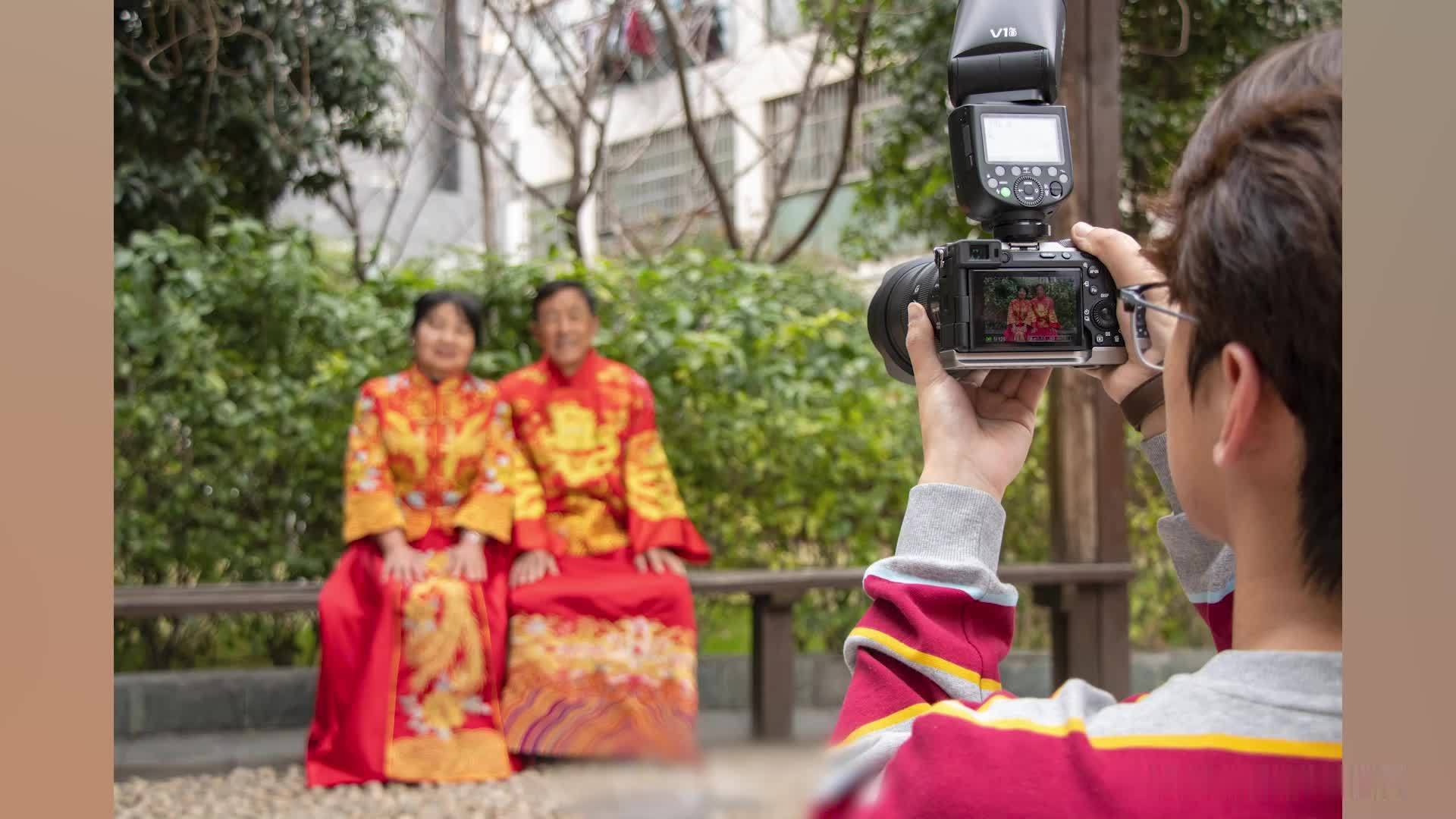 大学生团队10年为1500位老人拍婚纱照：走遍50多个城市，拍摄照片7万余张