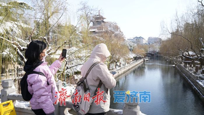 雪霁泉城披银纱，护城河畔如诗画