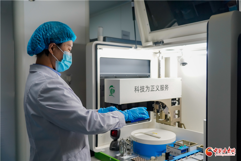 耕耘药海结硕果破译沉默证言探悬案 她们的故事闪着光