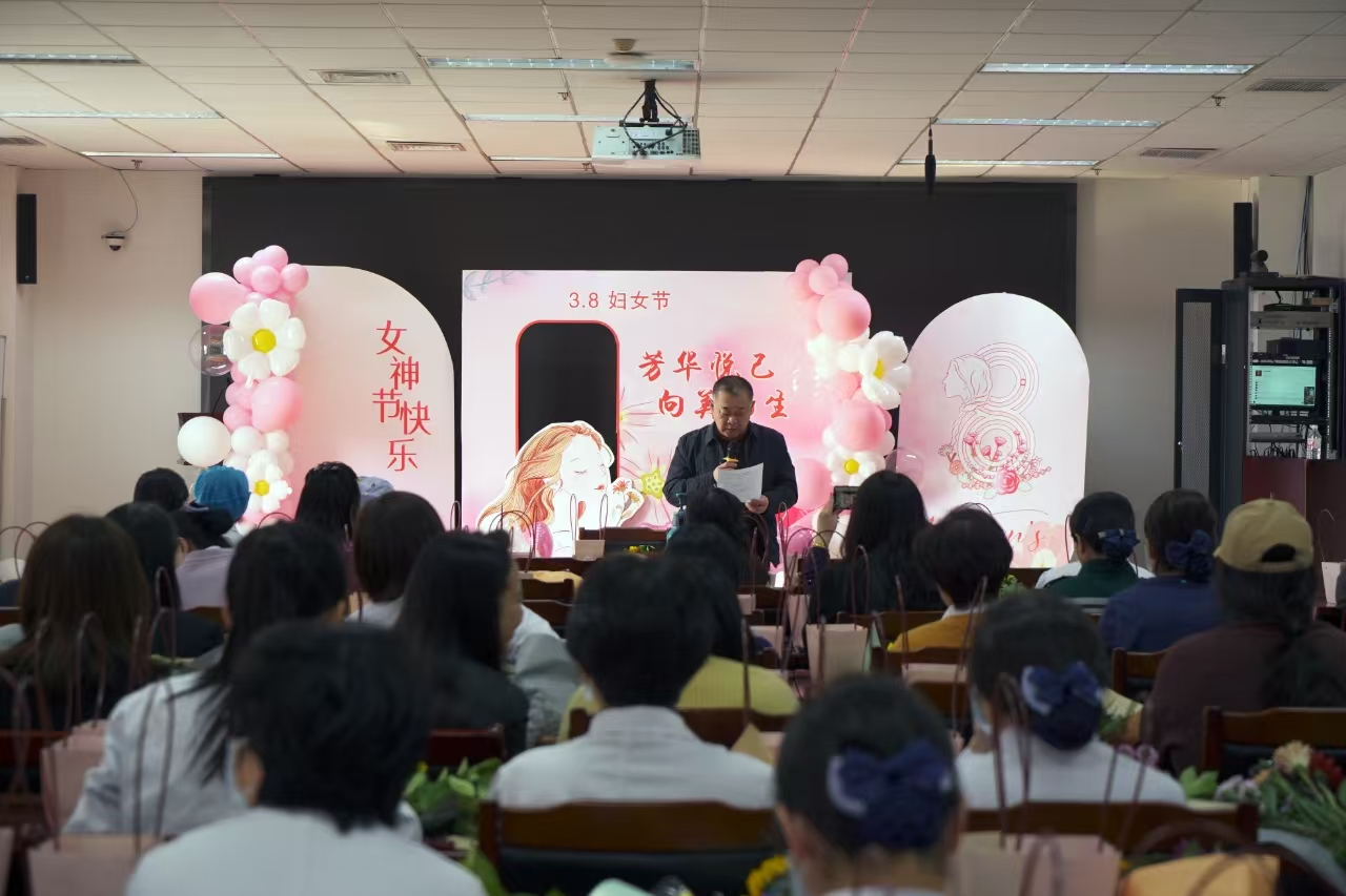 秦皇岛市中医医院举办“花样女神节，指尖绽芳华”主题插花活动