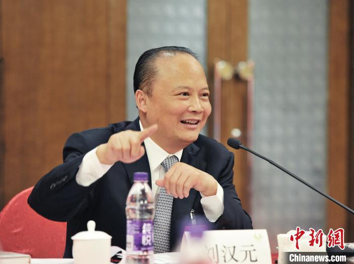 3月3日，全国人大代表、通威集团董事局主席刘汉元在北京接受媒体采访。　俞宁 摄