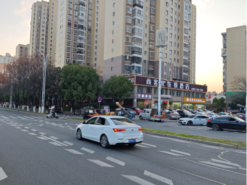 市人民医院南院后门对面路旁(红都大道)