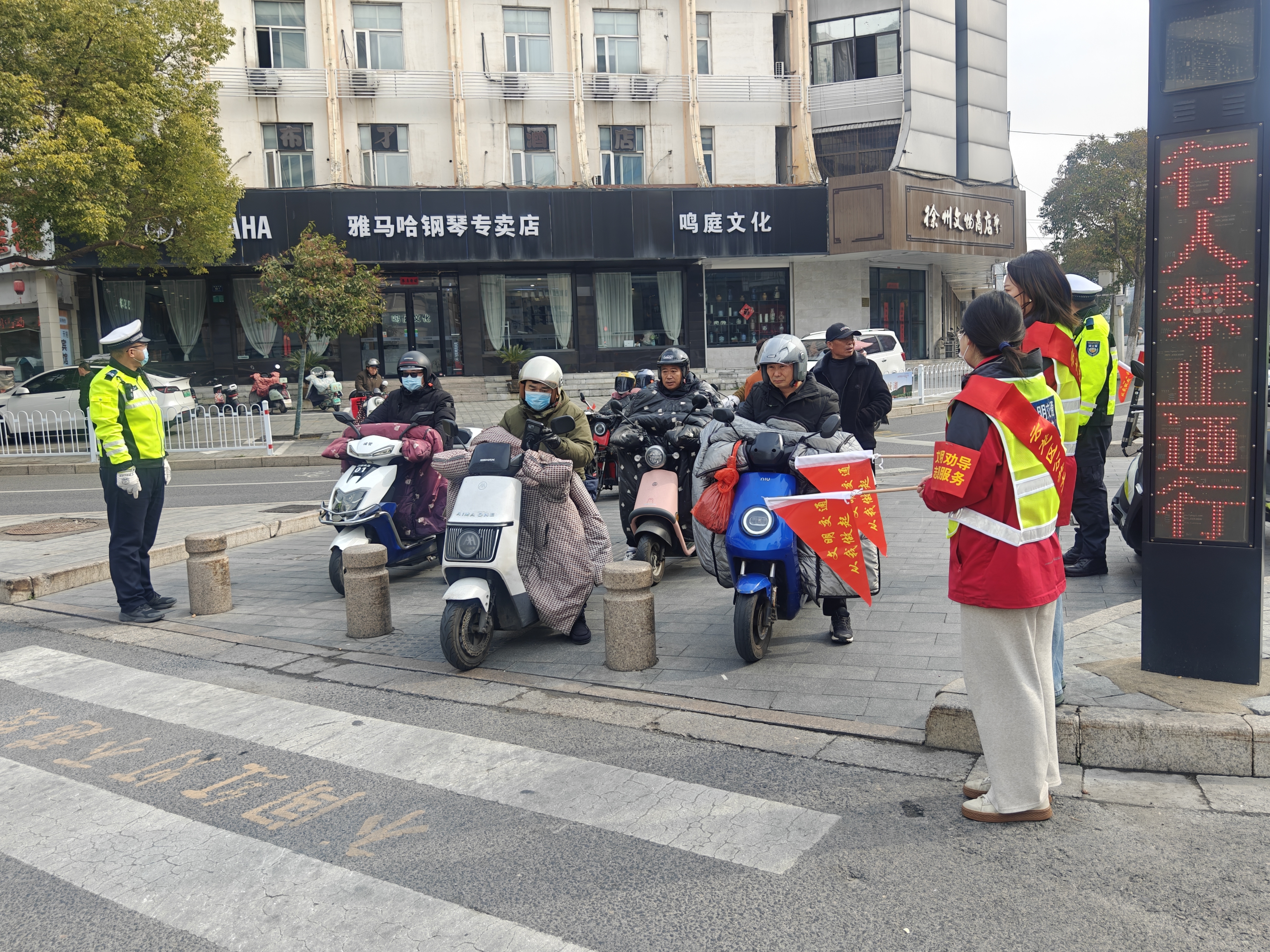 志愿服务、雪中援助、引路就医…徐州交警义行善举“学雷锋”