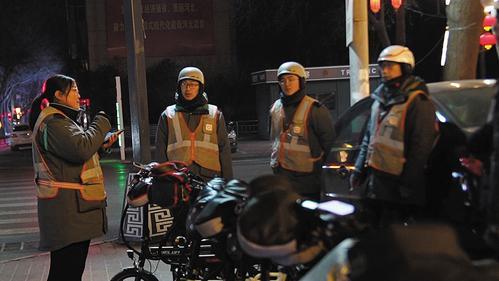 马利彩正在给队员讲解安全提醒。 王思宁　白中豪 常曌宇/摄