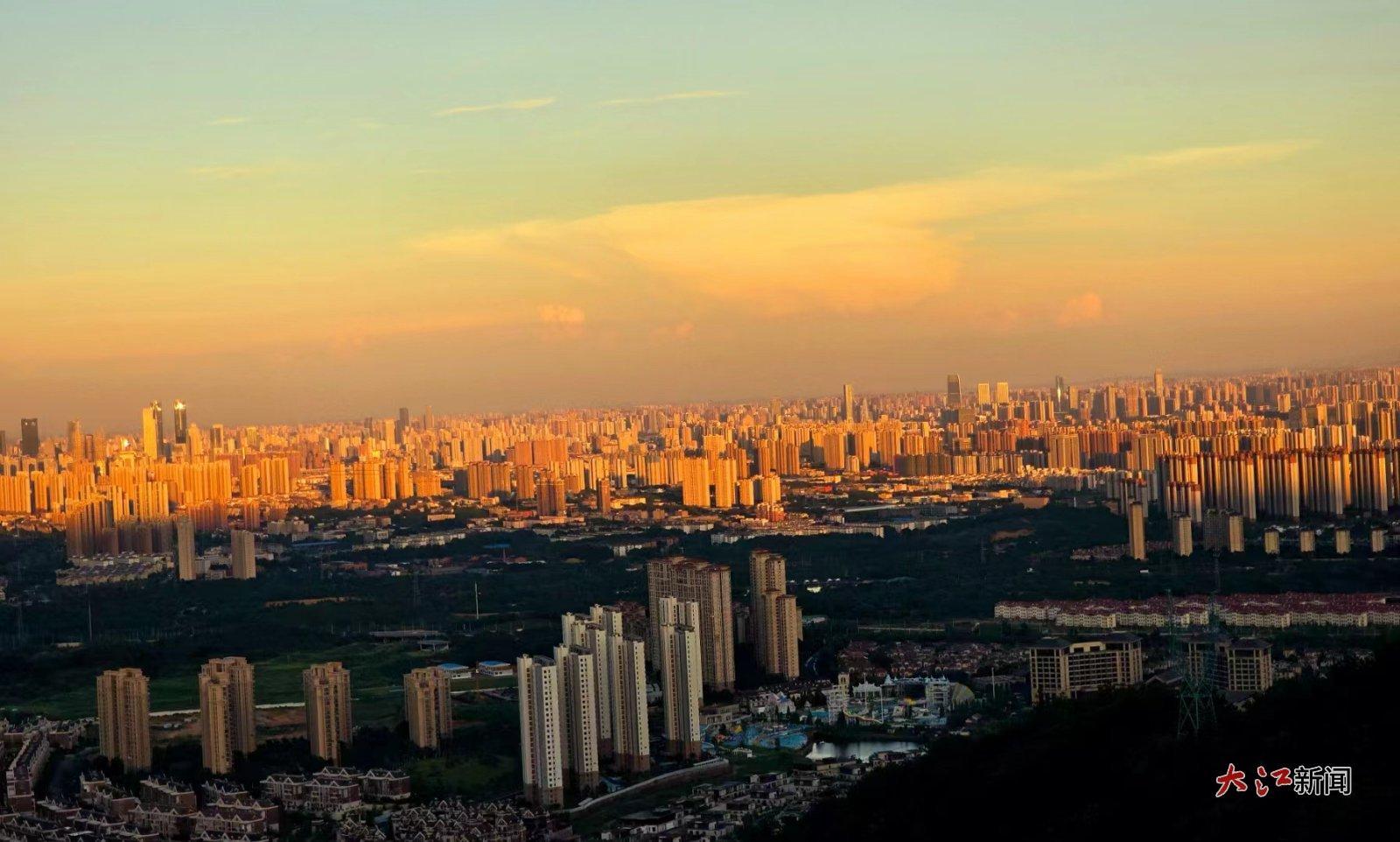 从蟠龙峰俯瞰南昌城，可以欣赏到日落美景
