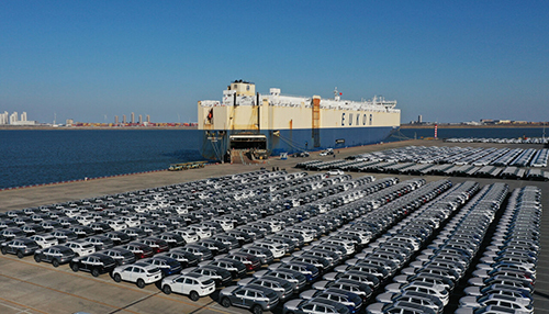 2月25日,等待装船的车辆停靠在天津港环球滚装码头。此次出口的车辆均为“北京研发、津冀制造”。新华社记者 赵子硕摄