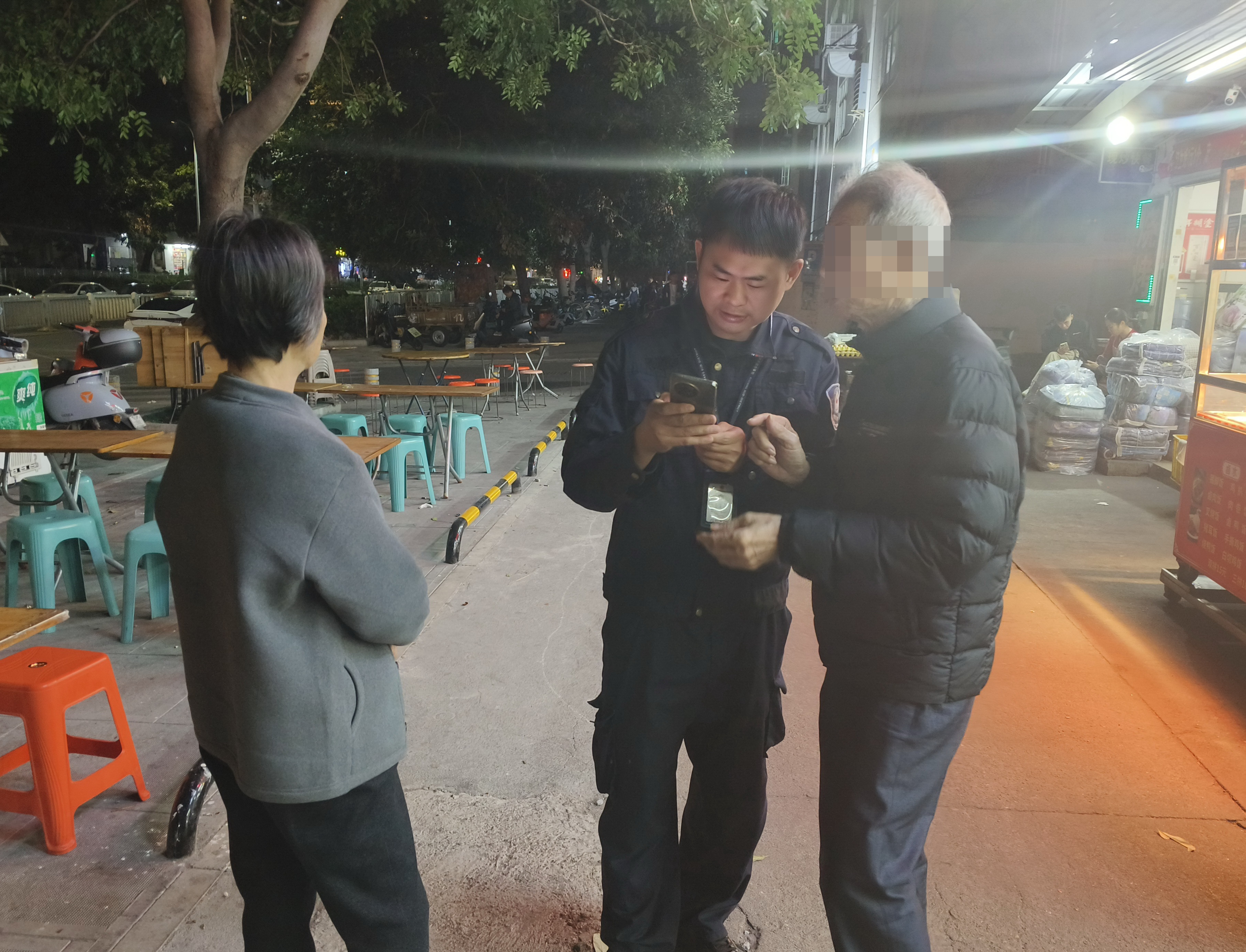 西乡网格员暖心相助 七旬迷路老人平安回家