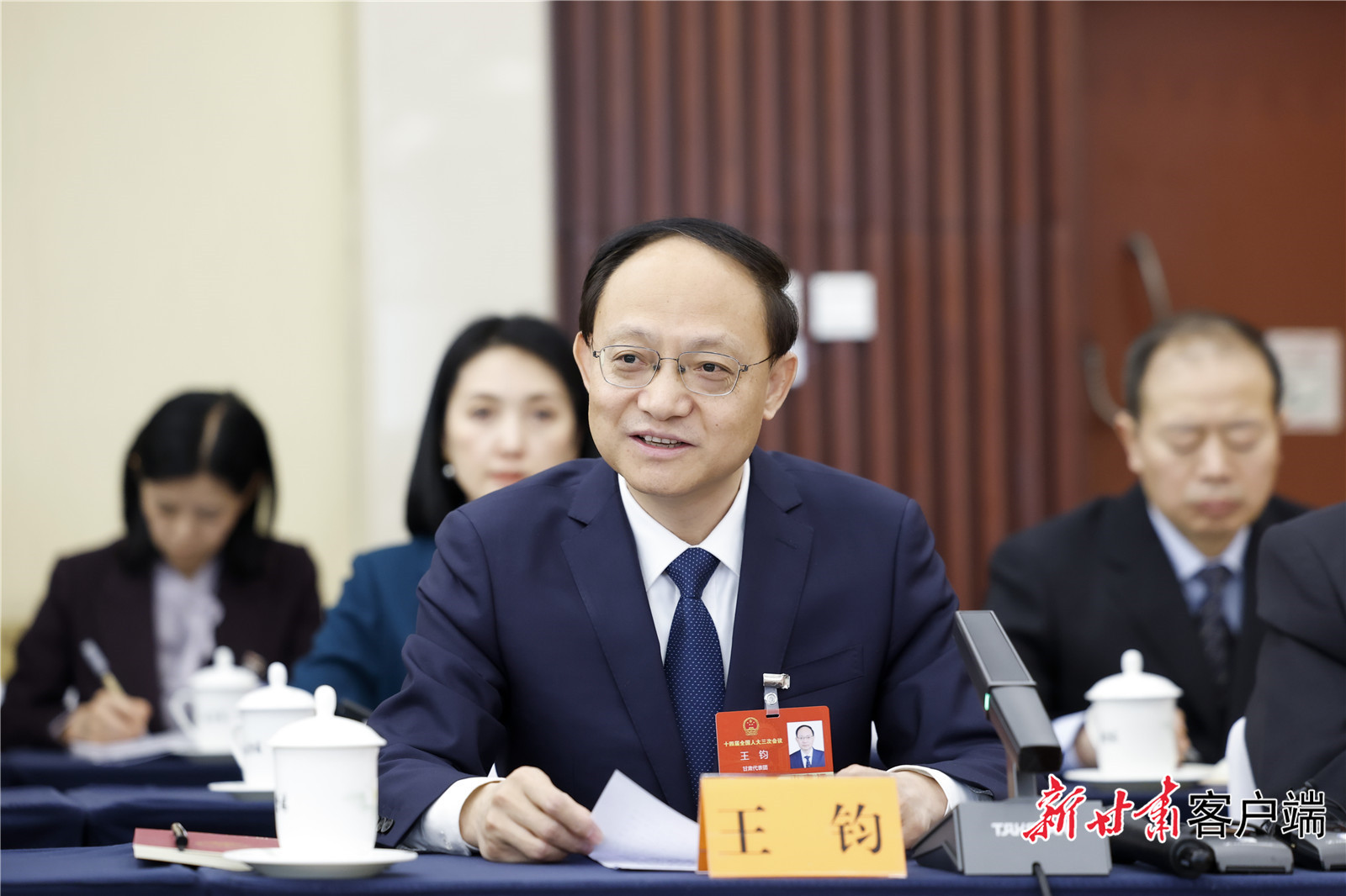 全国人大代表、甘肃省副省长王钧回答记者提问　新甘肃&middot;甘肃日报记者　孟捷　摄
