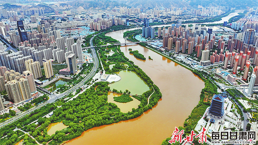 兰州黄河楼景区和银滩湿地公园相映生辉　新甘肃·甘肃日报记者　田蹊