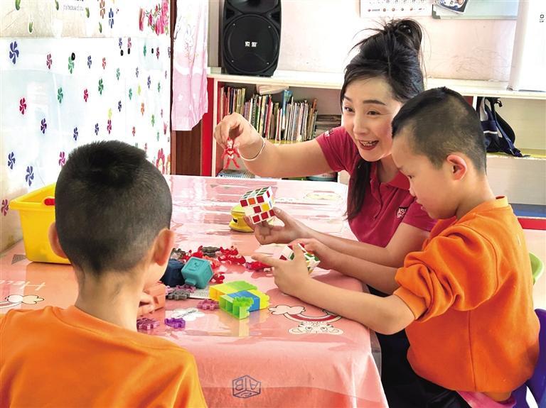 陈小琴陪孩子们玩游戏